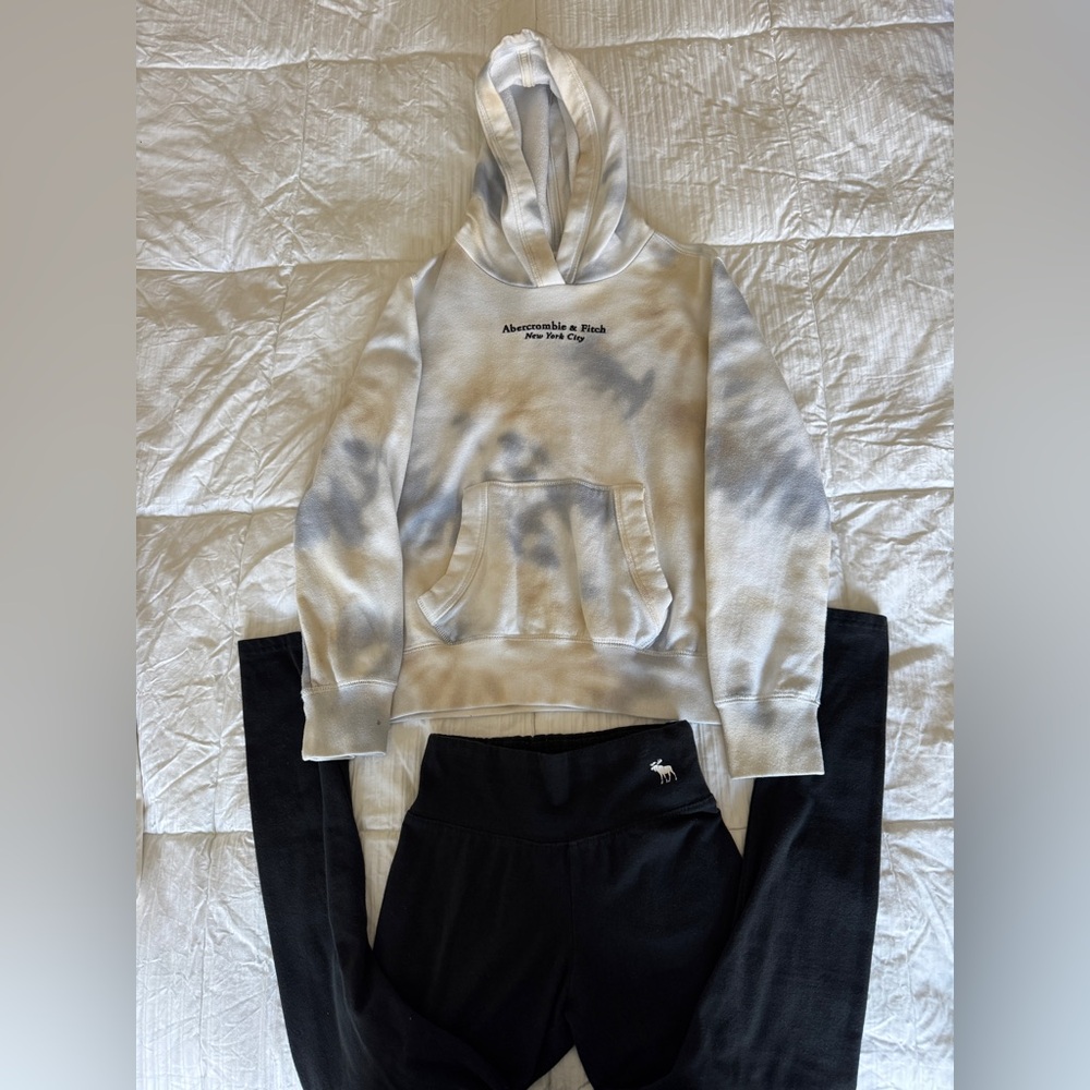 Abercrombie and Fitch sweatshirt and black legging 9/10